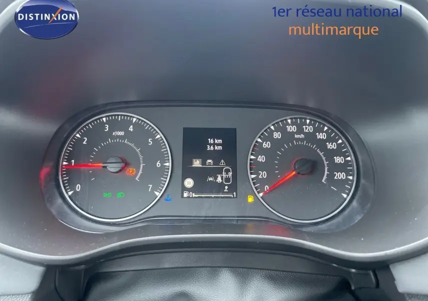 Tableau de bord de Dacia Sandero Stepway 2024, affichage numérique entre compte-tours et compteur de vitesse.