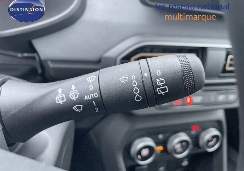 Gros plan sur la commande d’essuie-glace du tableau de bord d’une Dacia Sandero Stepway 2024 gris schiste métal.