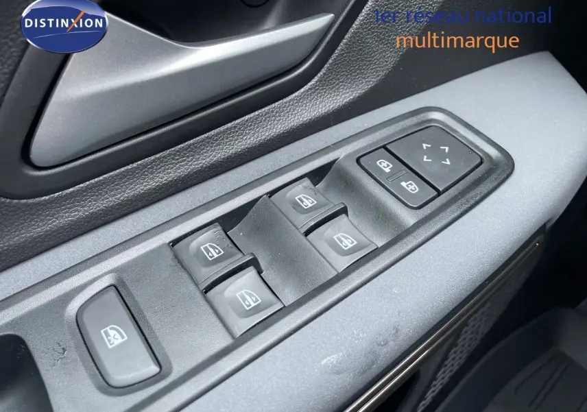 Gros plan sur la commande des vitres électriques côté conducteur d'une Dacia Sandero Stepway gris schiste métal.