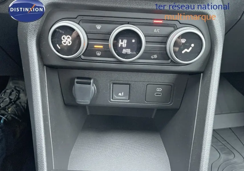 Vue rapprochée de la console centrale de la Dacia Sandero Stepway 2024, montrant les commandes de climatisation et prises USB.