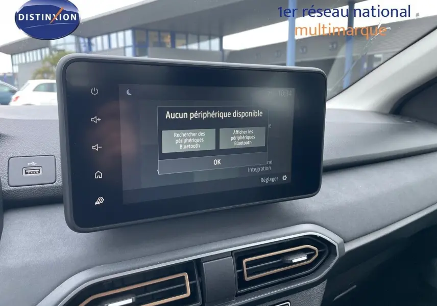 Écran tactile central avec menu Bluetooth dans l'habitacle gris et noir d'une Dacia Sandero Stepway 2024.
