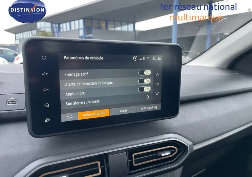 Écran tactile central affichant les paramètres d’aide à la conduite dans l’habitacle d’une Dacia Sandero Stepway 2024.