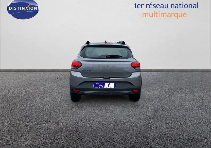 Vue arrière d'une Dacia Sandero Stepway 2024 gris schiste métal avec feux rouges et toit noir.