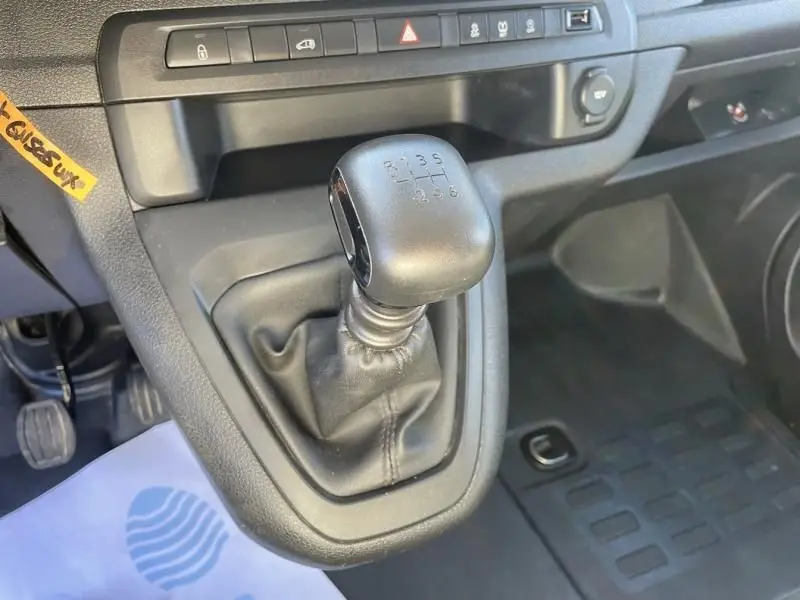 Le levier de vitesses manuel noir du Peugeot Expert Fourgon 2023, vue rapprochée de la console centrale.