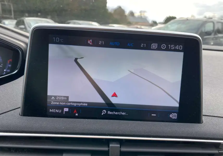 Écran tactile central du Peugeot 3008 noir de 2019 affichant la navigation dans une zone non cartographiée.