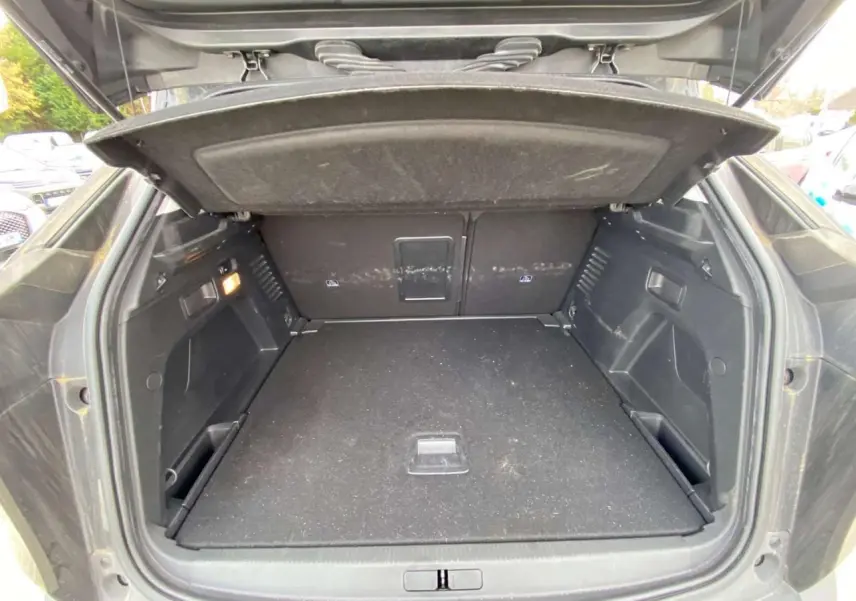 Coffre ouvert en vue arrière d'un Peugeot 3008 noir 2019, montrant un espace de chargement propre et spacieux.