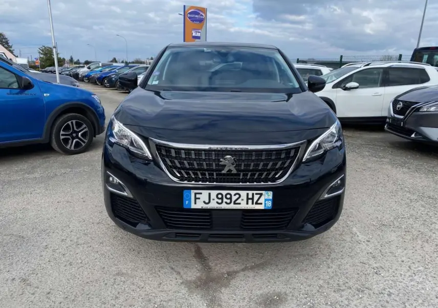 Peugeot 3008 noir vue de face, mettant en valeur la calandre distinctive et les phares LED en journée.