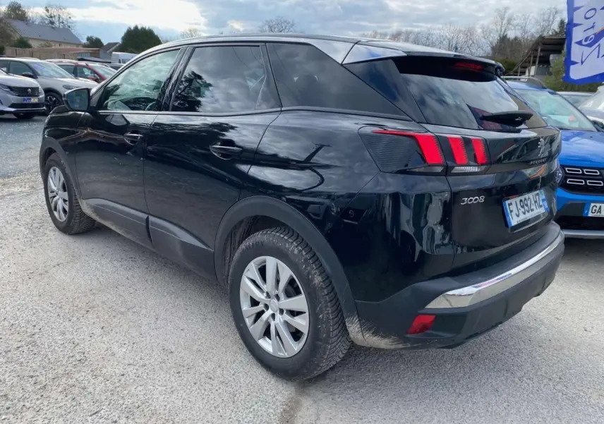 Peugeot 3008 noir vue 3/4 arrière côté gauche, avec feux arrière à trois griffes rouges et jantes argentées.