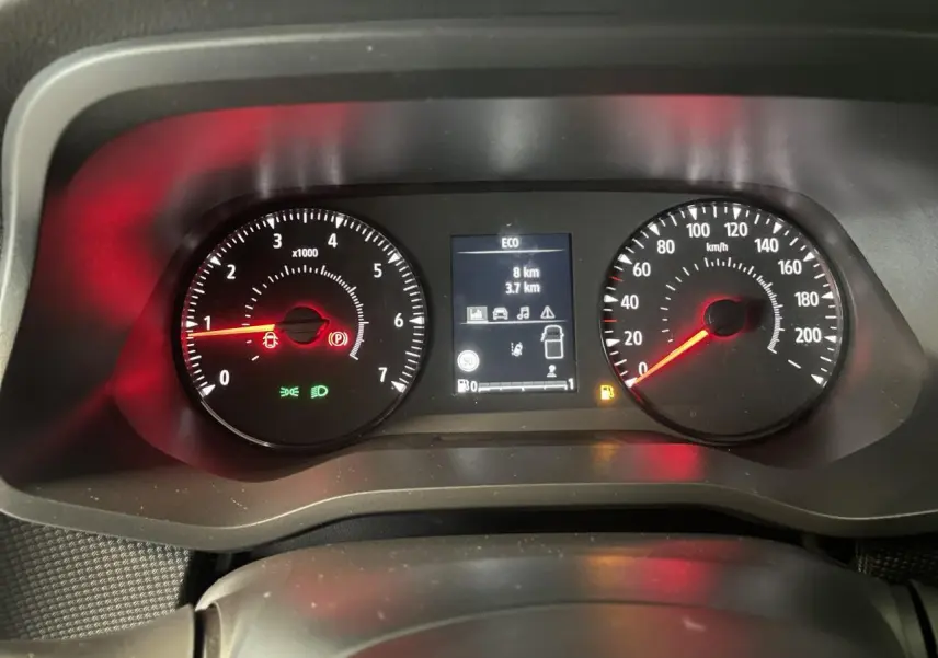 Gros plan sur le tableau de bord du Renault Trafic Fourgon blanc montrant compte-tours, vitesse et écran central numérique.