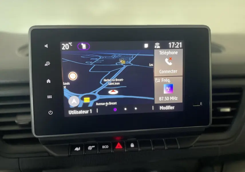 Écran tactile 8 pouces du système EASY LINK avec navigation affichée dans un Renault Trafic Fourgon blanc.