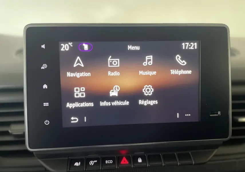 Écran tactile multimédia Easy Link 8 pouces du Renault Trafic Fourgon blanc, affichant le menu principal intérieur