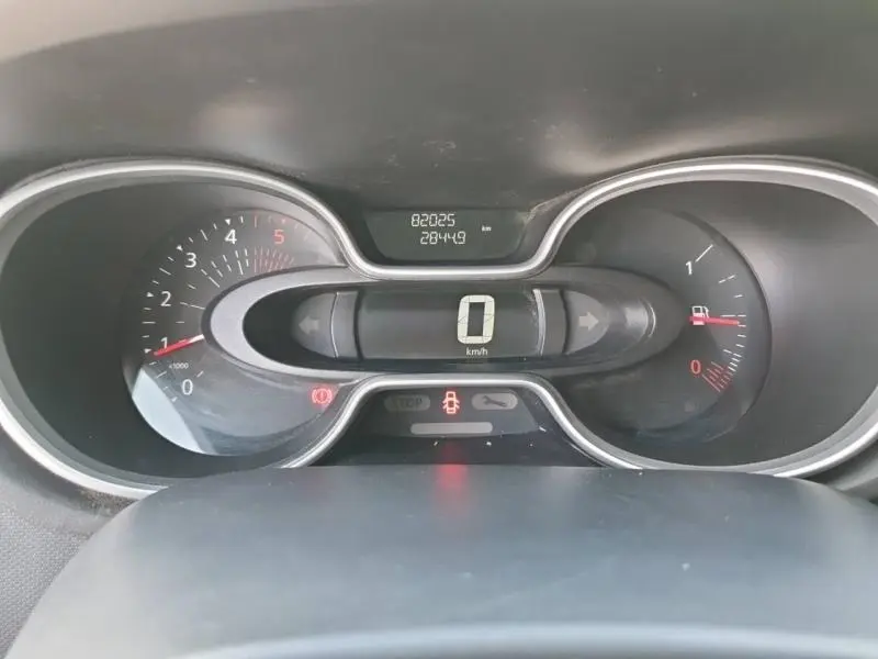 Vue rapprochée du tableau de bord digital du Renault Trafic Fourgon blanc, affichant compteur et témoins allumés.