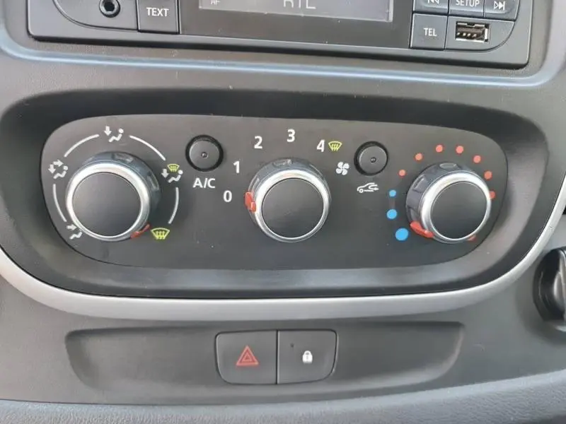 Tableau de commande de climatisation manuel du Renault Trafic Fourgon blanc, vue frontale rapprochée.