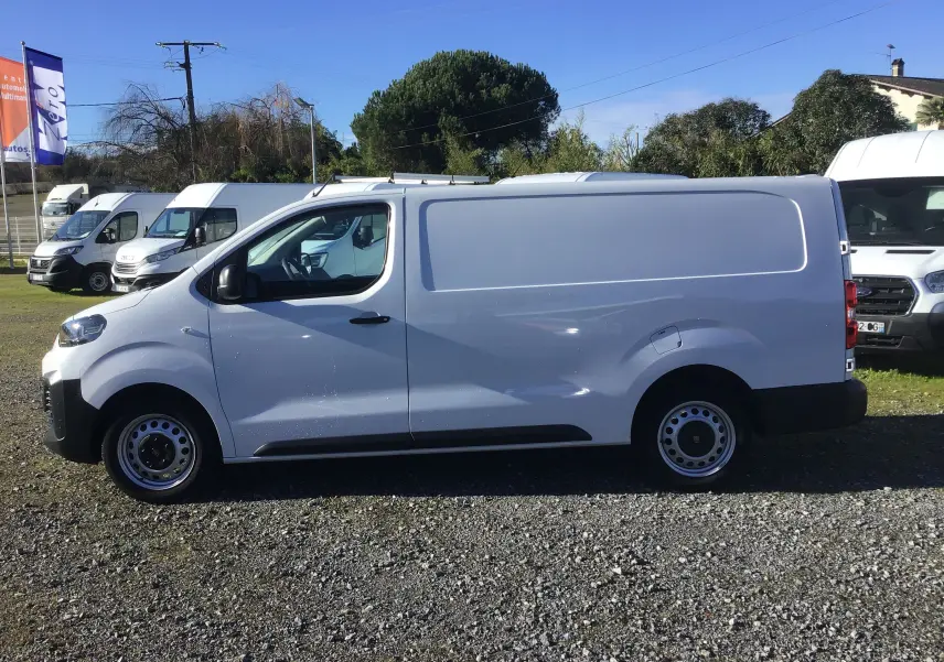 Vue latérale droite d'un FIAT Scudo Fourgon blanc 2024 avec garde au sol rehaussée et plaque de protection tôlée.