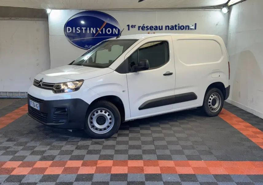 Vue 3/4 avant droit d’un utilitaire Citroën Berlingo blanc avec pare-chocs noir et jantes acier simples.