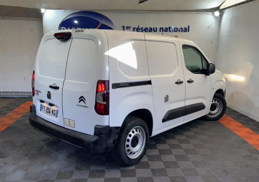Vue 3/4 arrière droite d’un Citroën Berlingo blanc utilitaire avec portes arrière battantes et jantes acier.