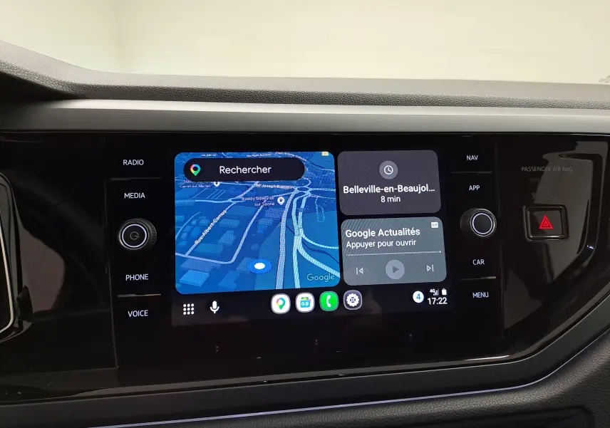 Écran tactile central du Volkswagen Taigo 2025 avec navigation et interface multimédia, entouré de commandes noires brillantes.