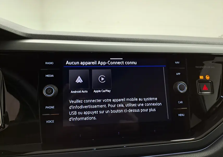 Vue rapprochée de l’écran tactile central du Volkswagen Taigo 1.5 TSI 150 DSG7 R-Line Edition affichant le message App-Connect.
