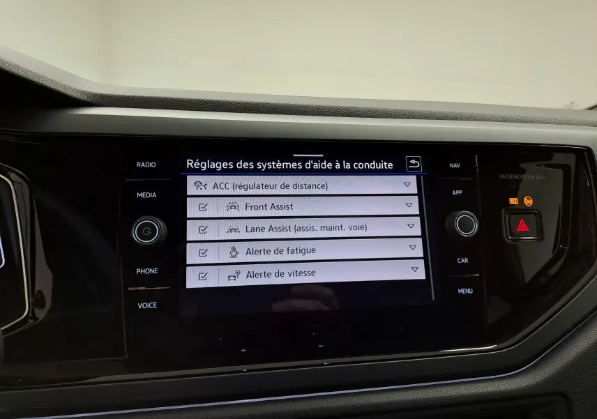 Écran central du tableau de bord du Volkswagen Taigo 2025 affichant les réglages des aides à la conduite.