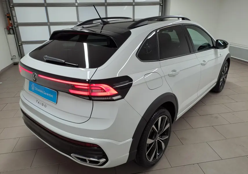 Volkswagen Taigo 1.5 TSI R-Line blanc toit noir, vue 3/4 arrière droit avec jantes alliage 18 pouces Misano.