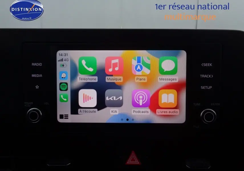Écran tactile central du Kia Sportage 2022 affichant les applications connectées, avec commandes autour en noir mat.
