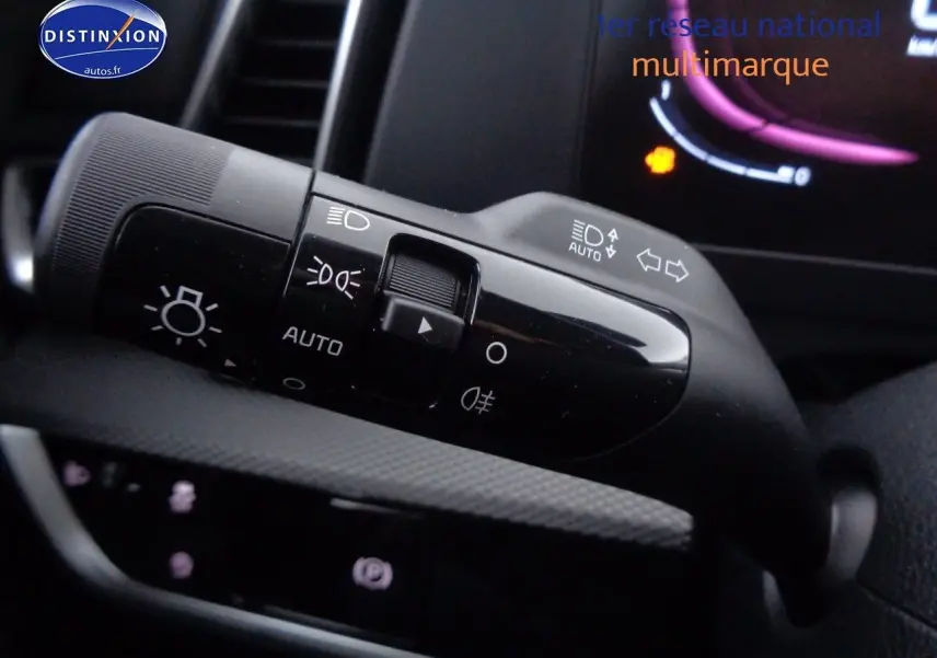 Gros plan sur la commande des phares et clignotants du Kia Sportage 2022, intérieur noir avec affichage numérique.