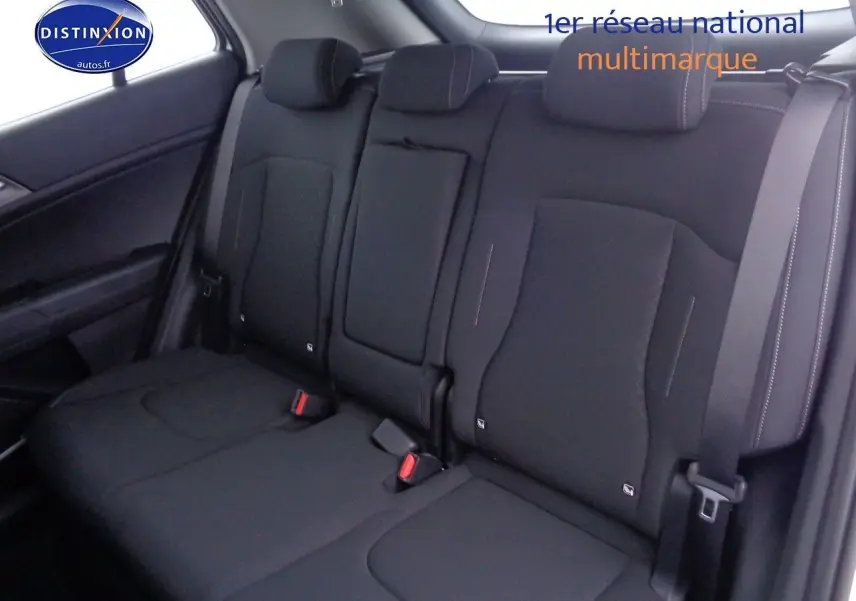 Vue intérieure montrant la banquette arrière en tissu noir du Kia Sportage 2022, avec appuie-têtes et ceinture de sécurité.