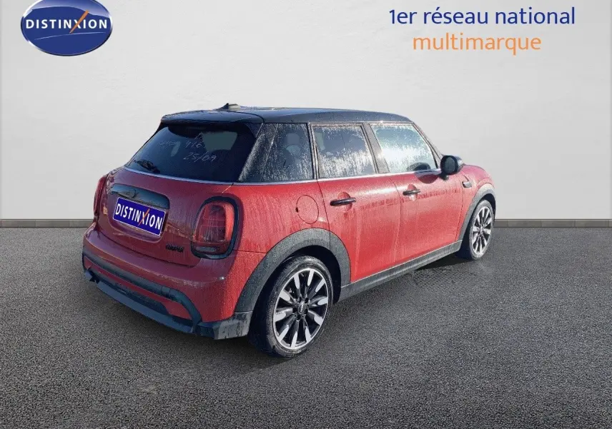 MINI 1.5 136CH rouge chili vue 3/4 arrière droit avec toit noir et jantes alliage biton