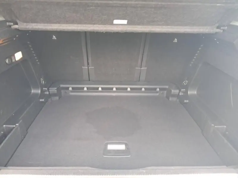 Coffre ouvert du Citroën C5 Aircross blanc HDi 130 Shine 2019, vue intérieure montrant l'espace de chargement vide.