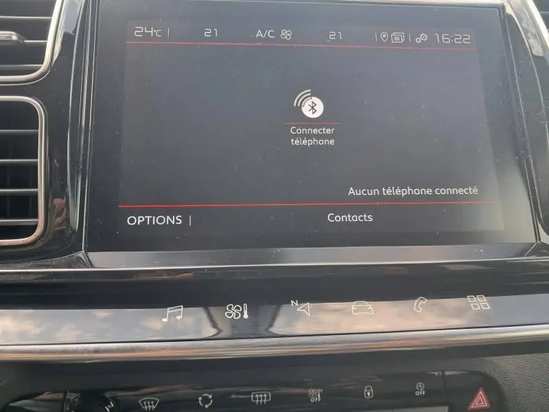 Écran tactile central du tableau de bord du Citroën C5 Aircross blanc 2019, affichant la connexion Bluetooth.
