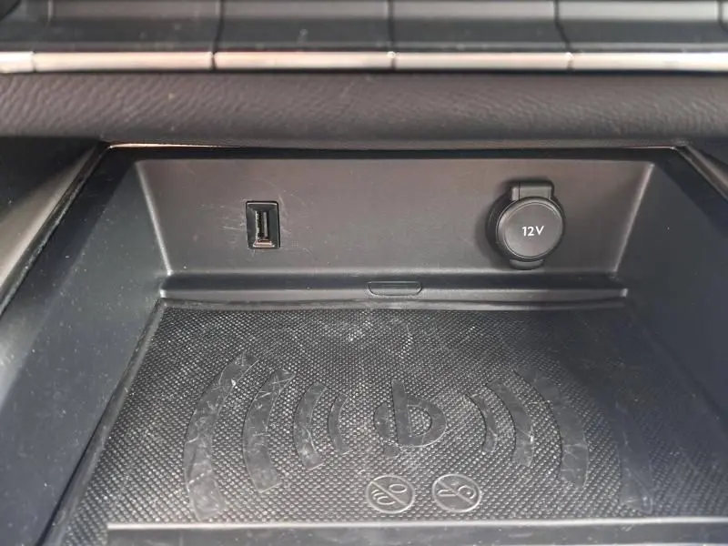 Gros plan sur la console centrale noire du Citroën C5 Aircross 2019, avec prise USB et prise 12V visibles.