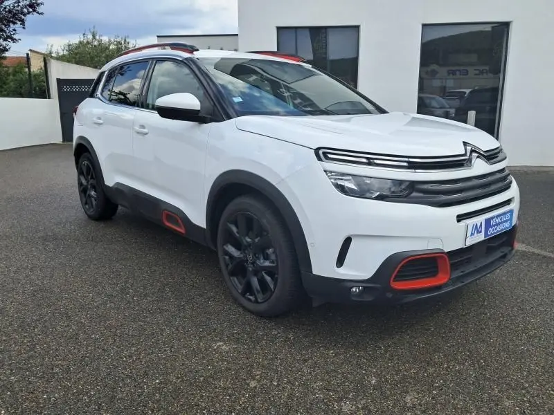 Citroën C5 Aircross blanc vue 3/4 avant droit avec détails rouges sur pare-chocs et jantes noires.