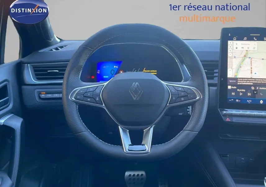 Intérieur de la Renault SYMBIOZ 2025, vue centrée sur le volant cuir noir et l'écran numérique bleu et tactile.