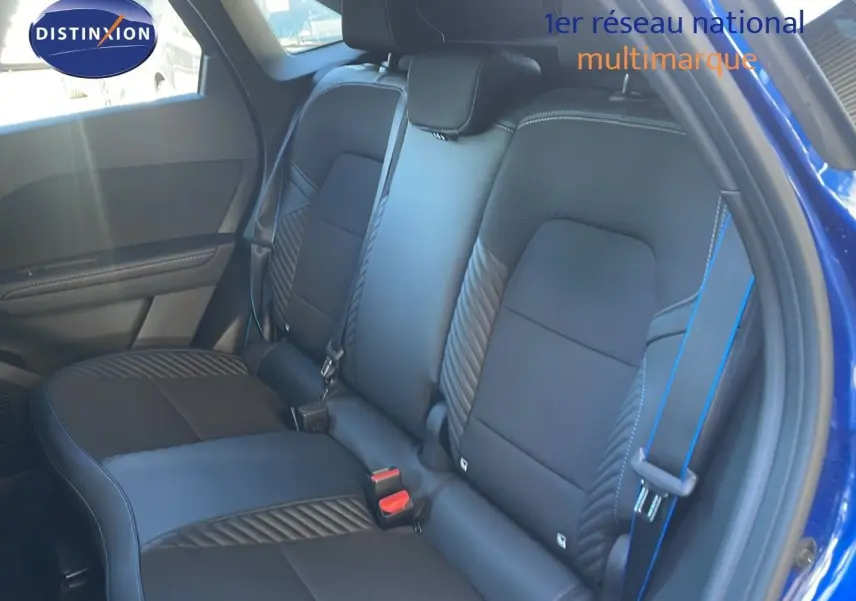 Vue intérieure sur la banquette arrière en cuir noir avec surpiqûres bleues du Renault Symbioz bleu Iron Metal.