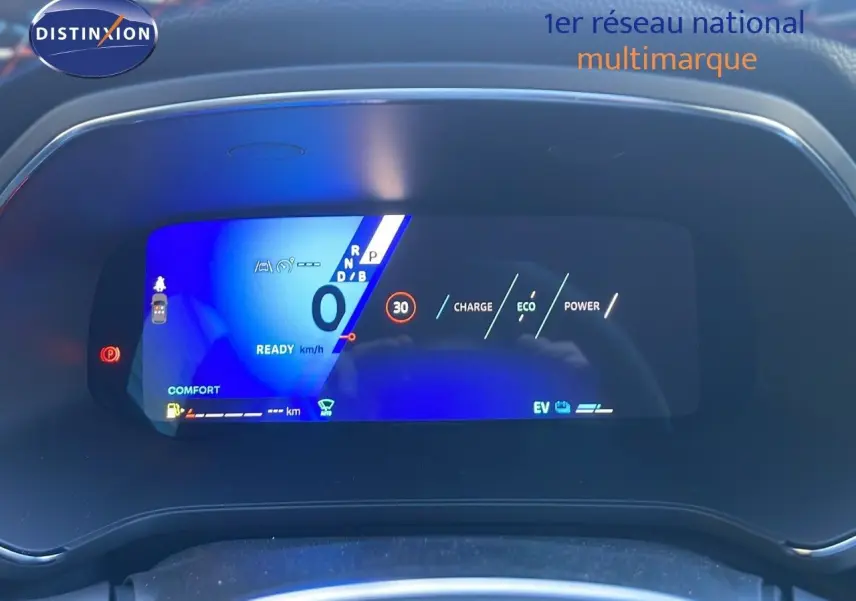 Affichage numérique du tableau de bord de la Renault Symbioz 2025, montrant les modes charge, éco et power en bleu.