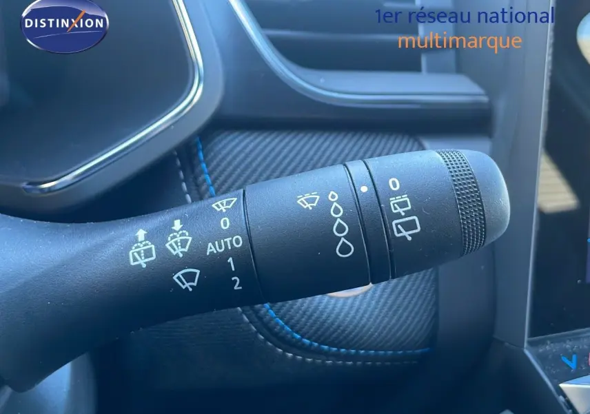 Gros plan sur la commande d'essuie-glace du Renault Symbioz bleu iron metal, soulignant les réglages automatiques et manuels.