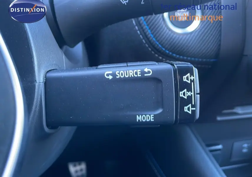 Commande au volant avec boutons source et mode, intérieur noir avec surpiqûres bleues du Renault Symbioz hybride 2025