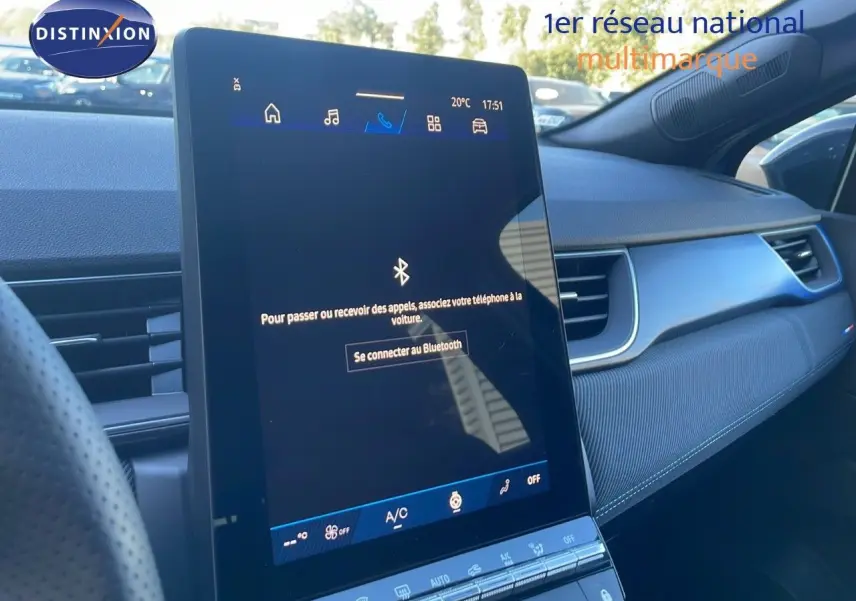 Vue intérieure du tableau de bord et écran tactile central du Renault Symbioz bleu Iron Metal, affichant la connexion Bluetooth.