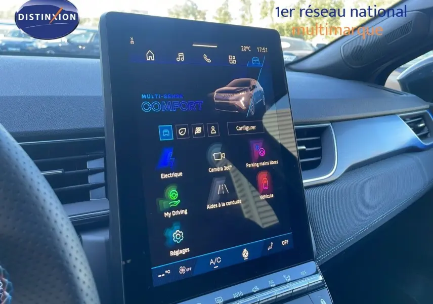 Écran tactile central affichant les réglages de conduite du Renault Symbioz 2025, intérieur moderne et épuré.