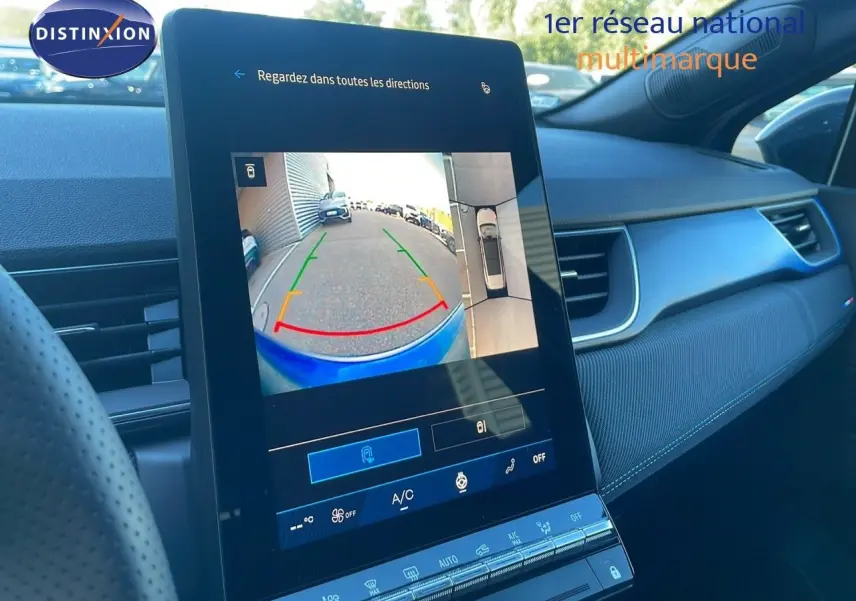 Écran tactile central affichant la caméra de recul dans l'habitacle bleu iron metal du Renault Symbioz hybride 2025.