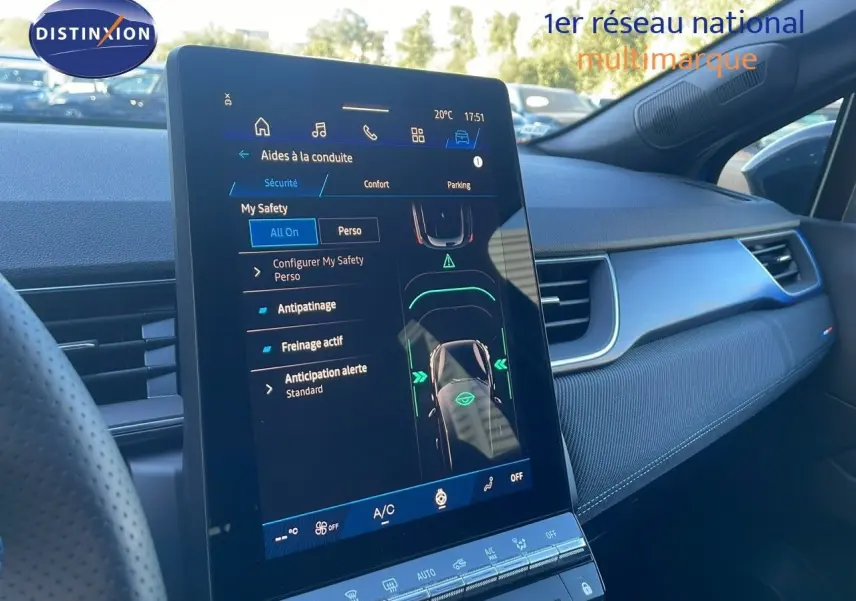 Vue intérieure du tableau de bord de la Renault Symbioz 2025, écran tactile affichant les aides à la conduite.