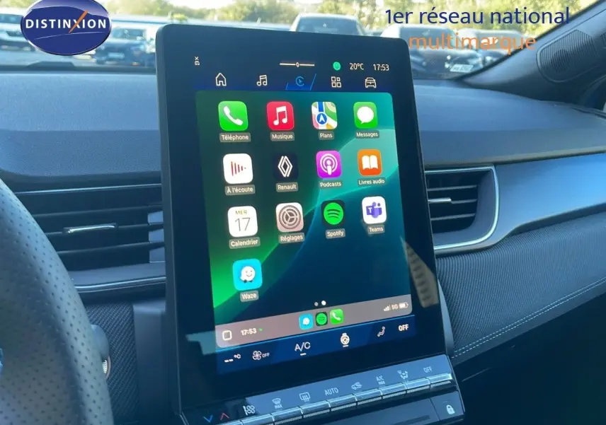 Vue intérieure centrée sur l'écran tactile vertical du tableau de bord d'une Renault Symbioz bleu iron metal, 2025.