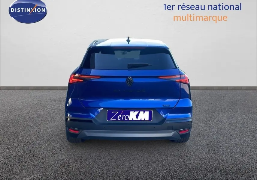 Vue arrière d'une Renault SYMBIOZ bleu iron metal 2025 avec feux LED et plaque Zéro KM visible.