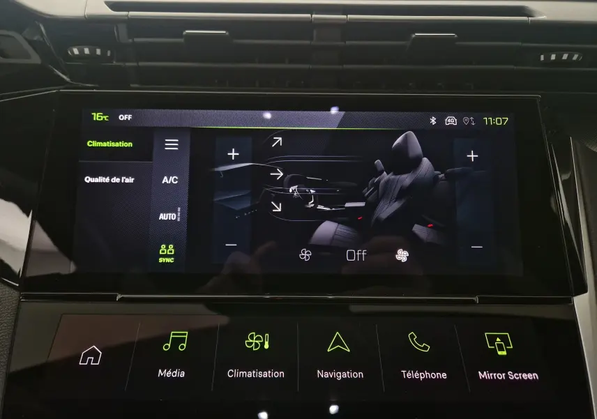 Écran tactile intérieur du tableau de bord de la Peugeot 308 2025, affichant les réglages de climatisation et sièges noirs.