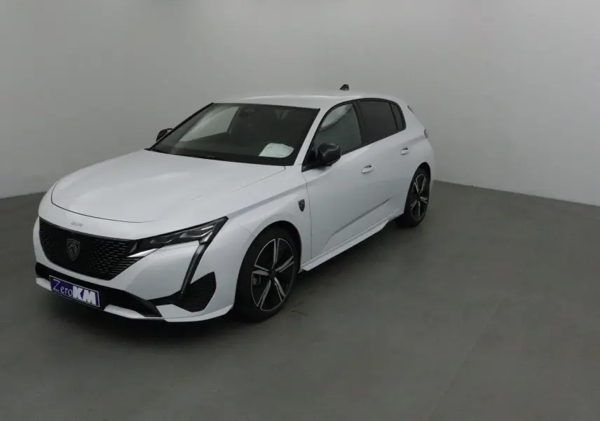 Peugeot 308 blanc Okenite vue 3/4 avant droit, avec jantes noires et détails noirs contrastants sur calandre et rétroviseurs.