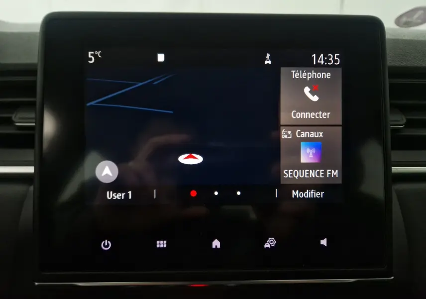 Écran tactile central du Renault Captur 2020 affichant la navigation et options téléphone en intérieur noir.