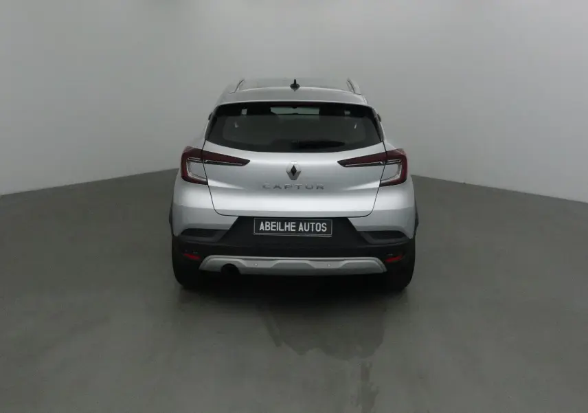 Vue arrière d'un Renault Captur gris Highland 2020, avec feux LED et logo central bien visibles.