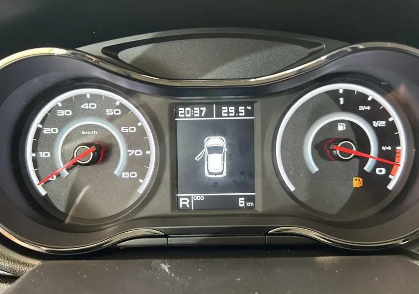 Tableau de bord de l'AIXAM AMBITION 0.5 CITY SPORT 2026, affichage digital et compteurs analogiques en vue frontale.