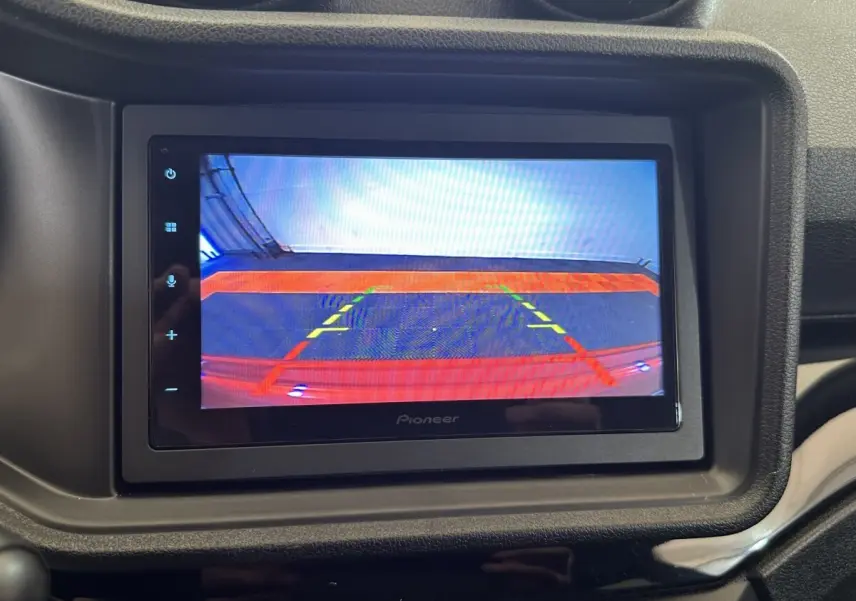 Écran intérieur montrant la caméra de recul côté conducteur de l'AIXAM AMBITION 0.5 CITY SPORT rouge, 2026.