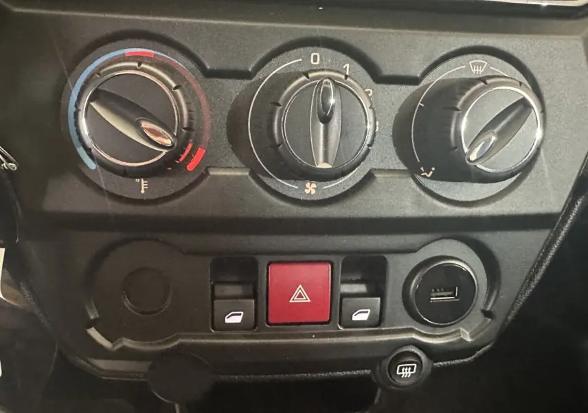 Vue rapprochée des commandes de climatisation et des boutons de l’AIXAM AMBITION 0.5 CITY SPORT 2026, intérieur noir.